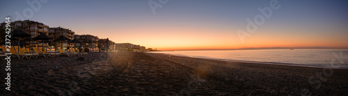 Sonnenaufgang Strand Panorama mit Strandliegen © Andy