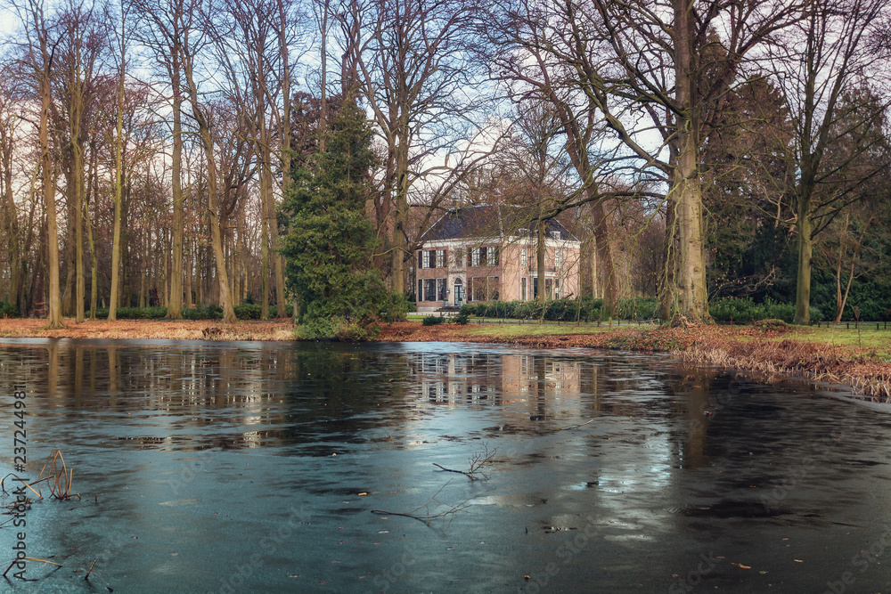 Obraz premium The country house located in the beautiful park of the estate Gooilust in 's-Graveland