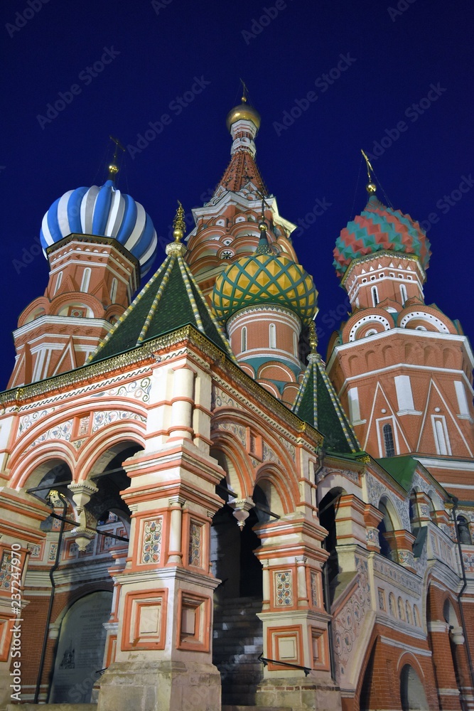 Obraz premium Saint Basils cathedral on the Red Square in Moscow. Color night photo.