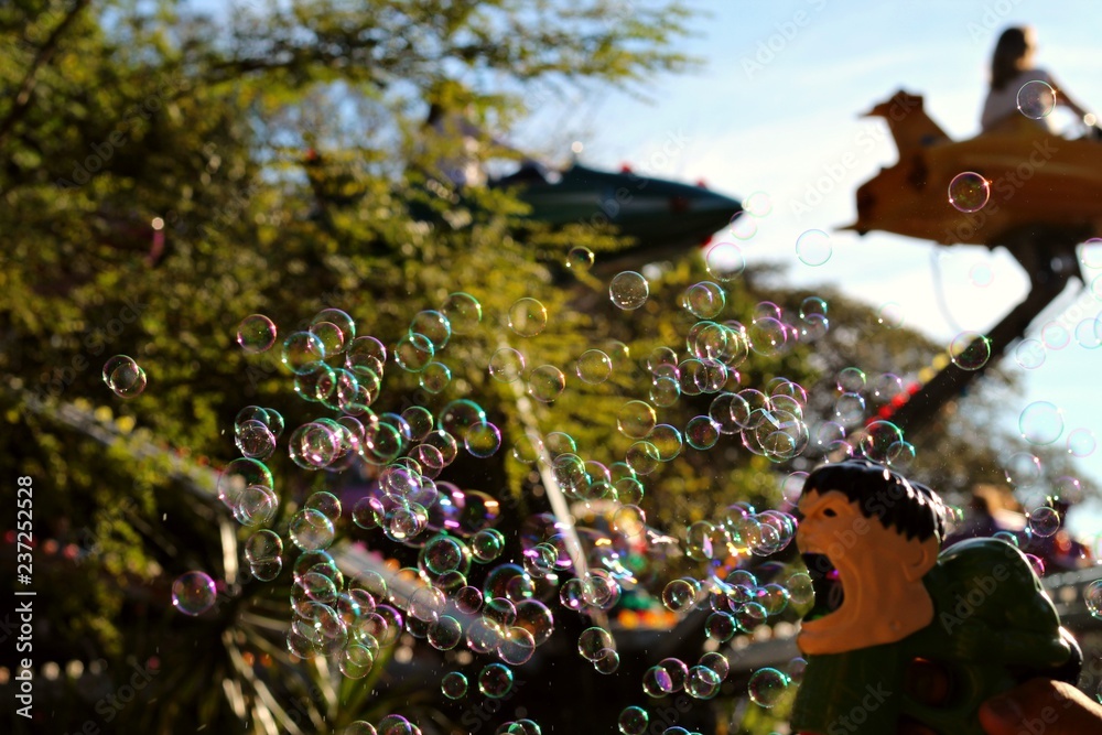 Foto bolas de sabão no parque