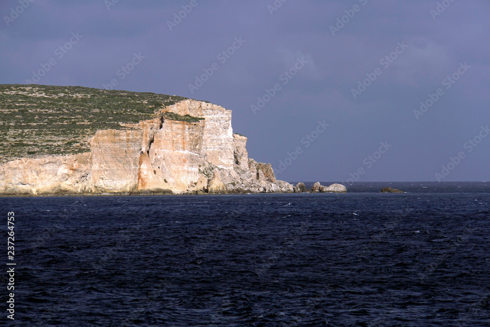 Blick von der Marfa-Halbinsel auf Steilküste im Südosten von Comino