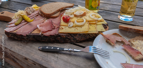 Brotzeitplatte mit Schinken Käse und Brot