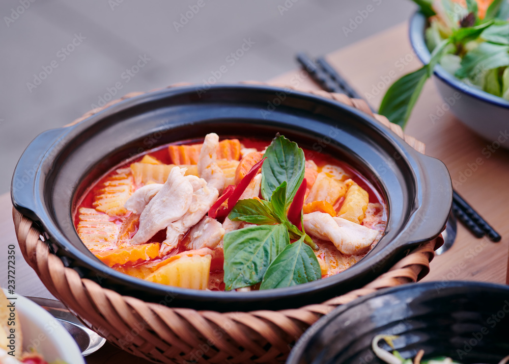 Original scharfes Hühnchen Curry Vietnamesische Thailändisches Indisches Essen Street Food mit Gemüse und Reis in einer SChüssel auf der Straße