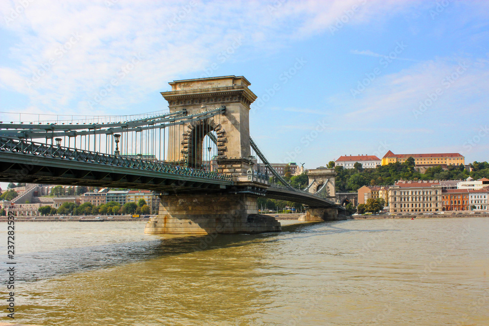 Obraz premium Brücke Sehenswürdigkeit über Donau in Budapest Ungarn