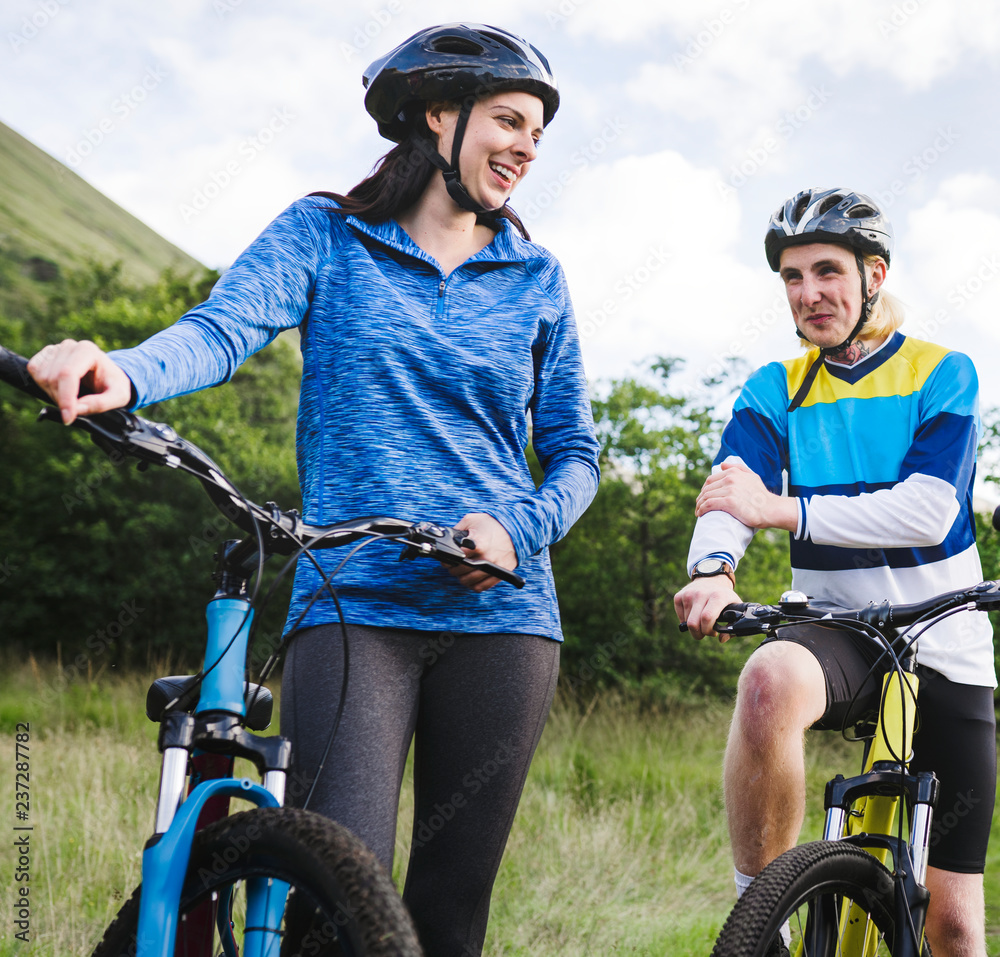 Obraz premium Cyclists in Glen Etive, Scotland