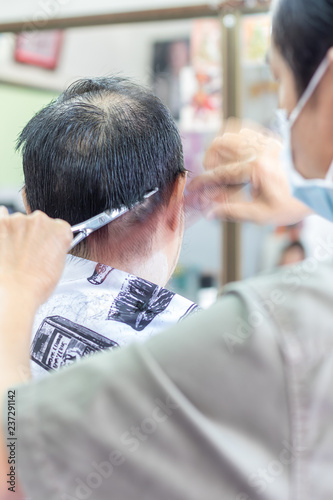 Barber hand with the back of the head.