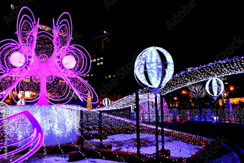 北海道、札幌、ホワイトイルミネーション大通3丁目会場の風景、花咲く「ブルーミング・ファウンテン」 