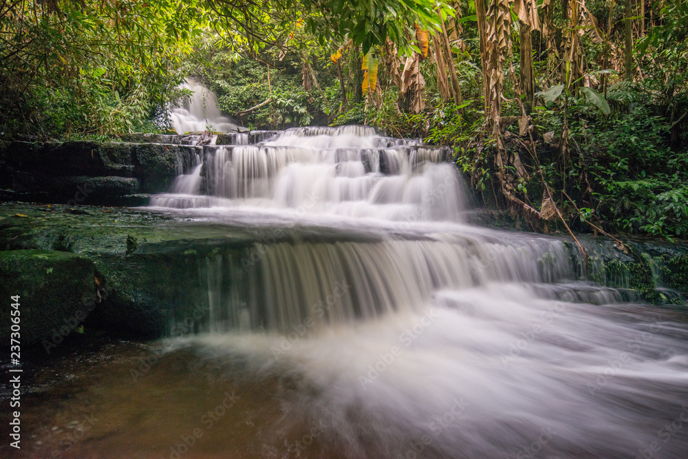 Obraz premium The beautiful landscape of Mun Daeng waterfalls in rainforest of Phu Hin Rong Kla national park, Phitsanulok province of Thailand.