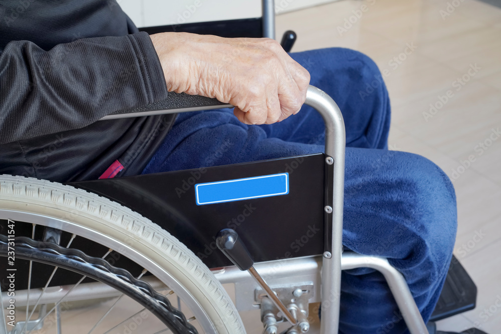 Obraz premium 老人 車椅子 手