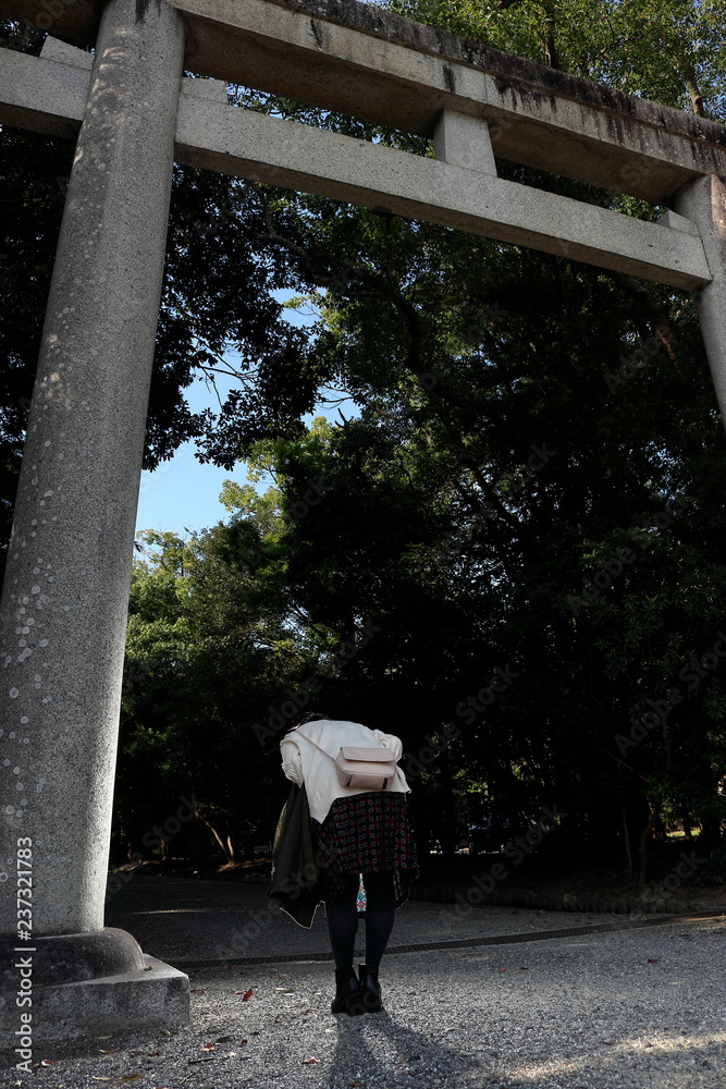 お参りをする女性