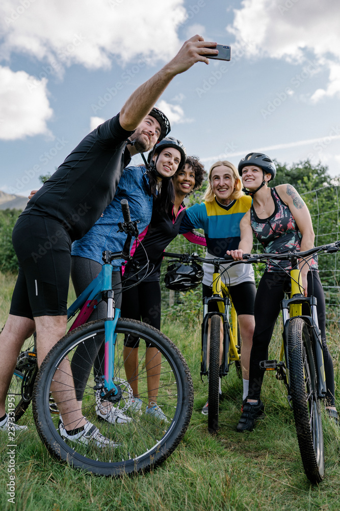Naklejka premium Group of cyclists taking a selfie in the nature