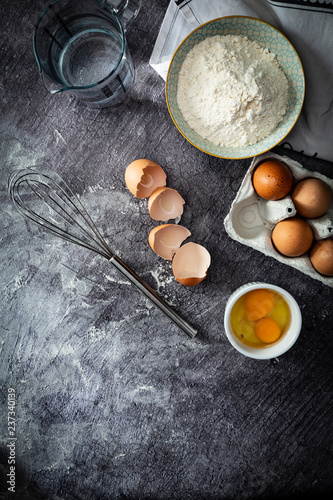 Jaja. Kulinarne tło, jajka, mąka składniki potrzebne do ciasta.