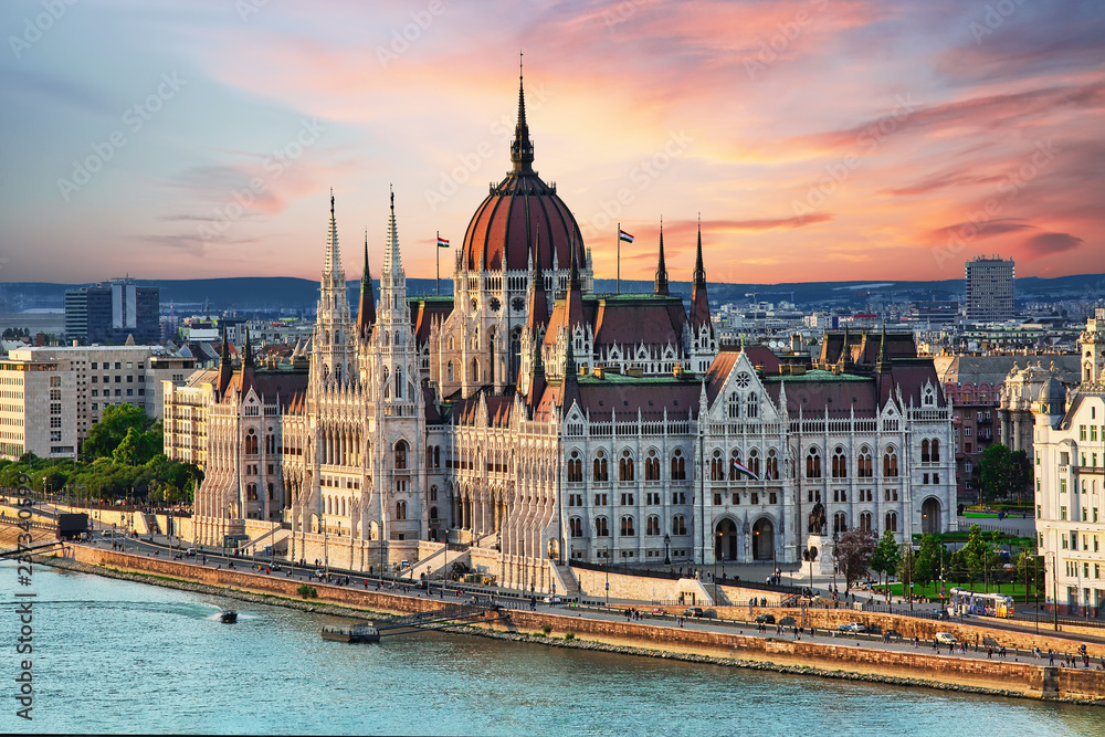 Obraz premium Piękny budynek Parlamentu w Budapeszcie, popularnym celem podróży