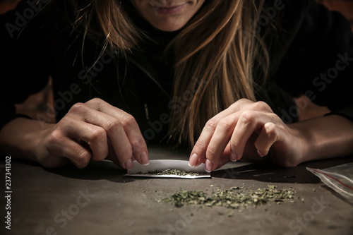 Female junkie making cigare...