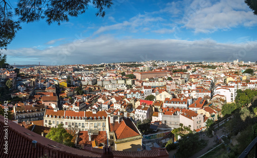 Panorama depuis le Miradouro Sophia de Mello Breyner Andresen à Lisbonne , Portugal photo