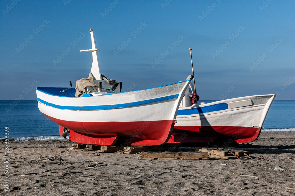 Fototapeta premium Barcas de pesca varadas en la una playa