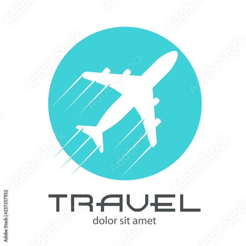 Logotipo con texto TRAVEL en avión con estela en espacio negativo en círculo color azul