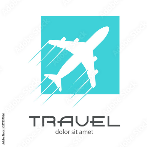 Logotipo con texto TRAVEL en avión con estela en espacio negativo en cuadrado color azul
