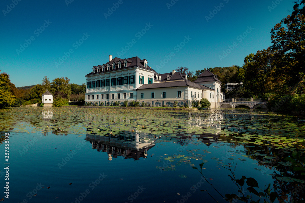 das-schloss-laudon-auch-schloss-hadersdorf-genannt-ist-ein-barockes