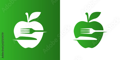 Icono plano con cubiertos en espacio negativo en manzana en verde y blanco