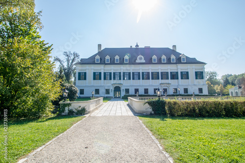 Das Schloss Laudon, auch Schloss Hadersdorf genannt, ist ein barockes Wasserschloss in Hadersdorf, das heute zum 14. Wiener Gemeindebezirk Penzing gehört. photo