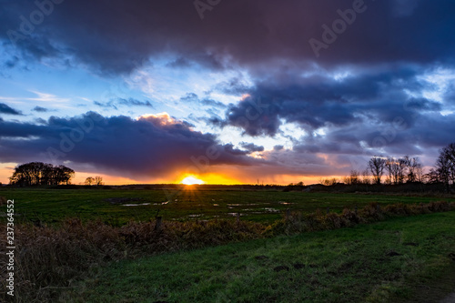 flusslandschaft, fluss, wiesen, holzbrücke, sonnenunteergang, wolkenhimmel, wolken, wellen, reflektion, 