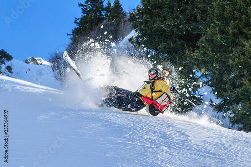 spektakulärer Sturz in den weichen Pulverschnee