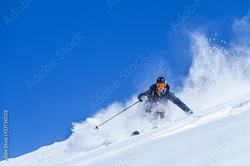 spektakulär Skifahren im Tiefschnee