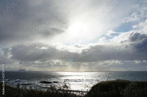 暗い海と薄明光線