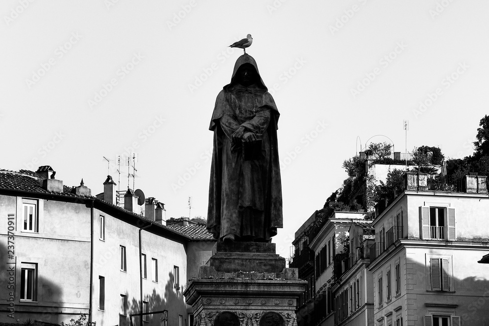 Obraz premium Seagull on monument