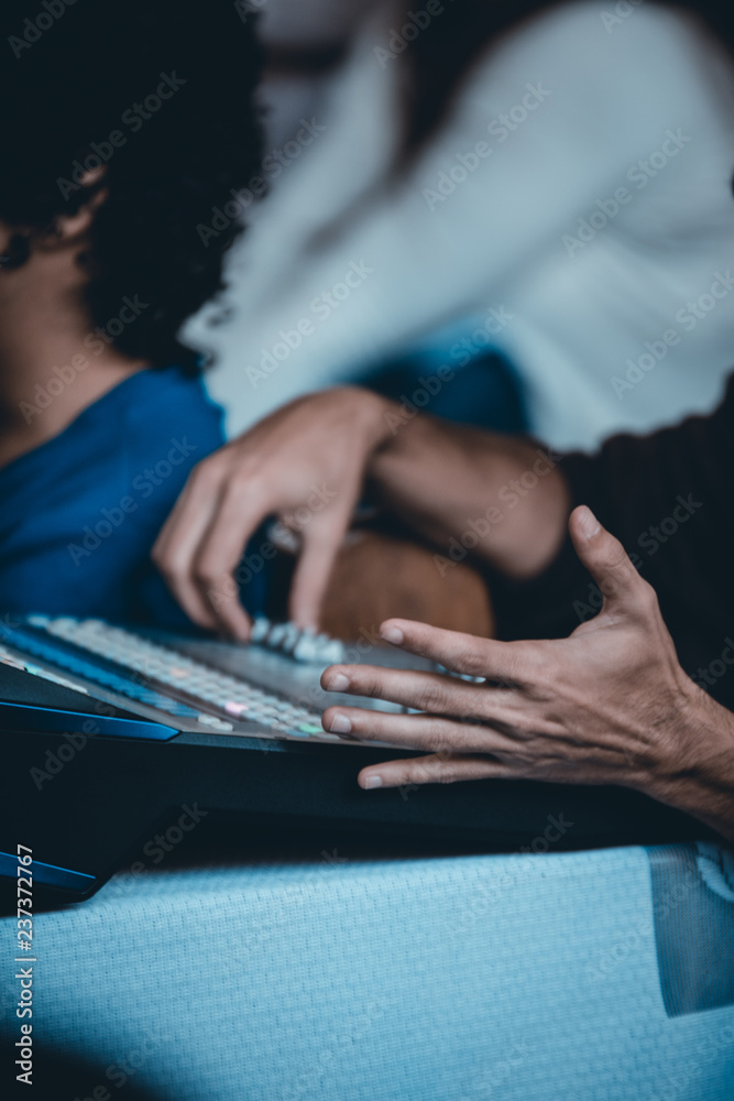 Obraz premium man using digital tablet