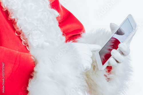 Nahaufnahme, Weihnachtsmann tippt auf Tablet Computer. Freisteller, isoliert auf weissem Hintergrund.