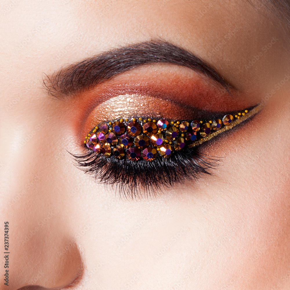 Amazing Bright Eye Makeup With A Arrow