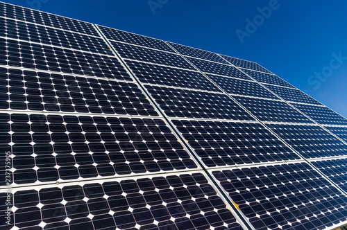 Nahaufnahme, Detailansicht von Solarmodulen eines Solarkratwerks bei wolkenlosem und strahlendem blauen Himmel photo