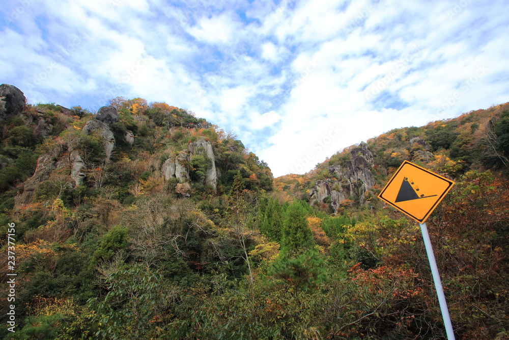 秋の耶馬渓　標識　落石注意　大分県中津市　日本