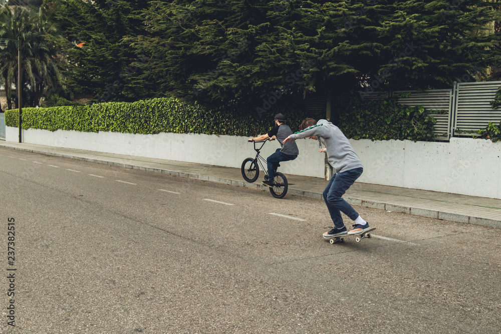 Obraz premium Young people with skateboard and bmx bike. Extreme urban sports concept