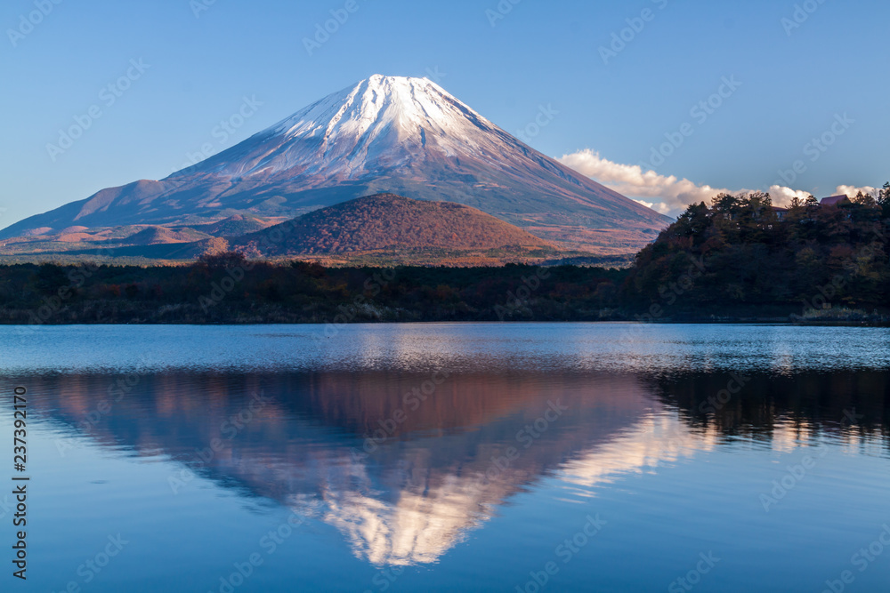 精進湖湖畔から湖面に映る富士山と青空