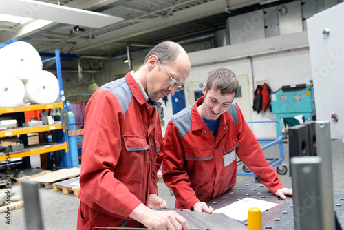Fotografía Berufsausbildung in der Industrie und Technik // technical vocational training -