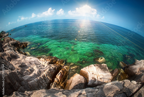 Seascape rybie oko widok na tropikalne morze z ogromnymi kamieniami