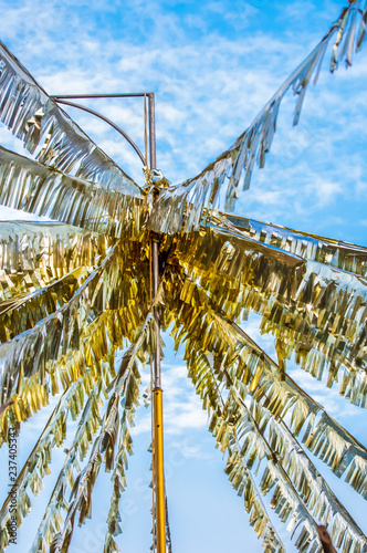 Künstliche Palme aus Silberfolie aufgebaut für ein Fest photo