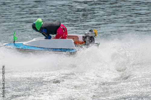 Challenger turning at boat race