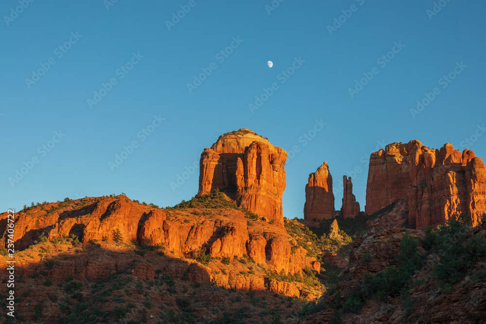 Fototapeta premium Moon Over Cathedral Rocks Sedona Arizona