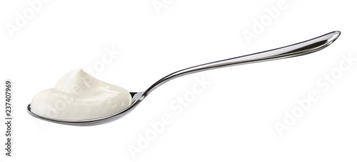 Joghurt auf Löffel vor weißem Hintergrund