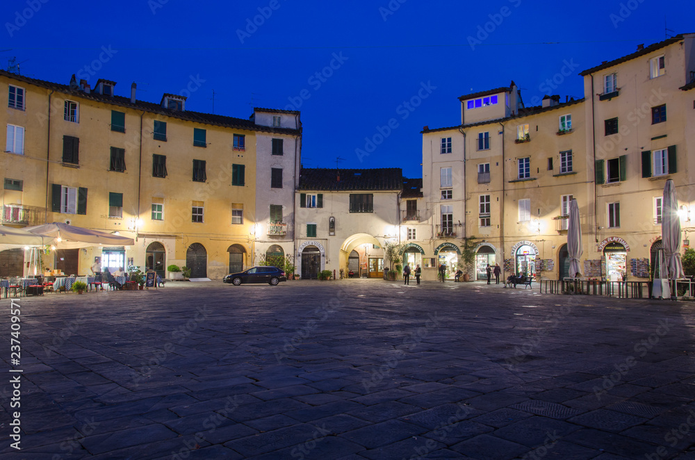 Fototapeta Lucca, piazza dell'Anfiteatro.