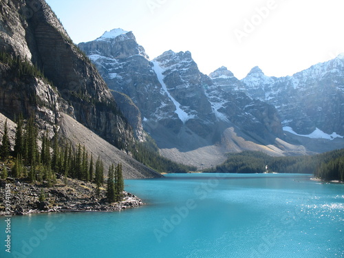 Fototapeta Naklejka Na Ścianę i Meble -  blue lake and snow mountains of Canada