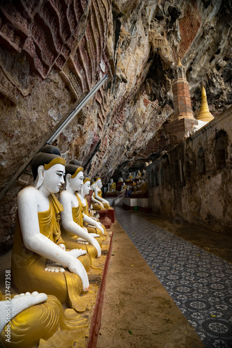 Kawgun Höhle in Myanamr photo