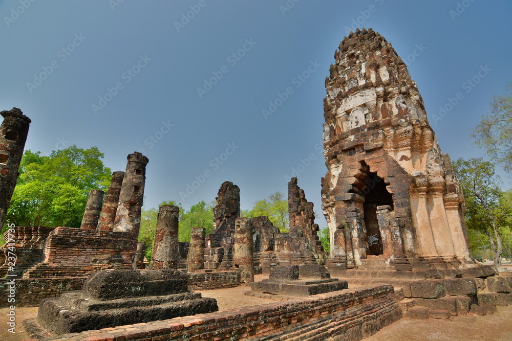 Naklejka premium Temple in ruins. Sukhothai historical park. Thailand