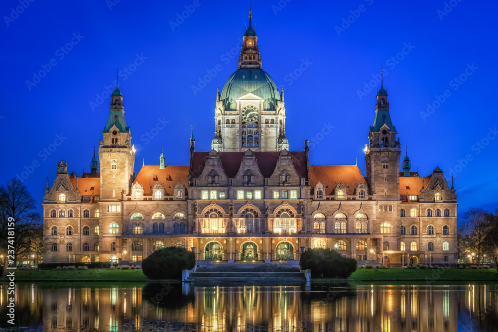 Neues Rathaus von Hannover zur blauen Stunde