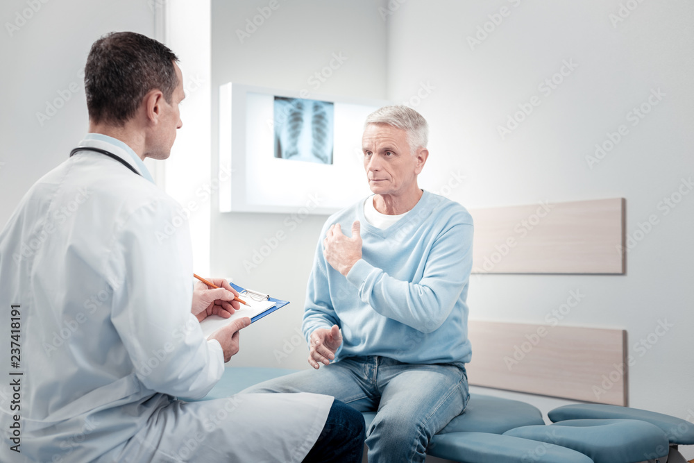 Obraz premium Serious visitor pointing at place with pain