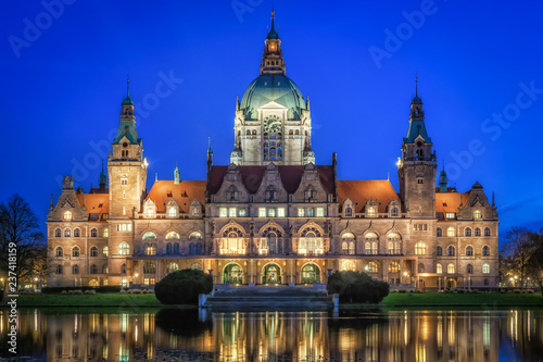 Neues Rathaus von Hannover zur blauen Stunde